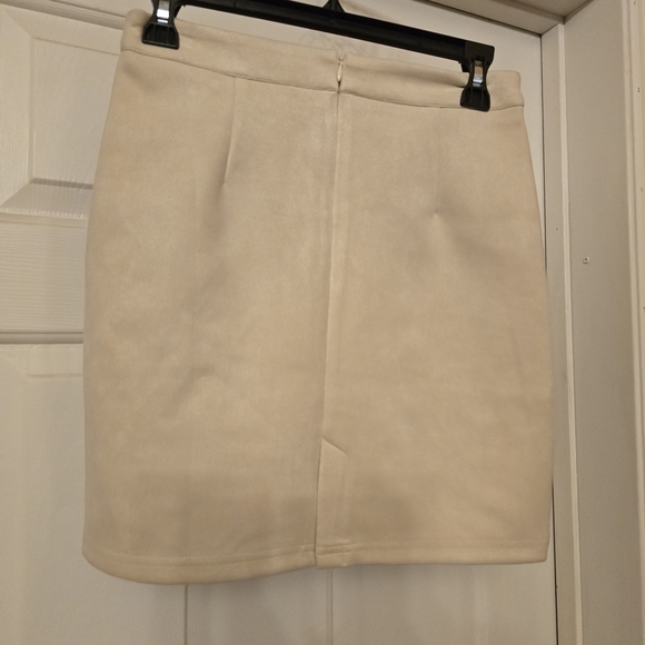 Chic Two-Tone Mini Skirt in Cream and Red - Picture 4 of 7